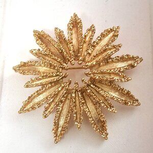 Avon Goldtone Starflower Brooch/Pin Marked AVON Vintage
